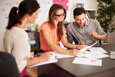 Personas trabajando con papeles en una mesa